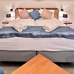 מלון Bazaar Boutique 4*